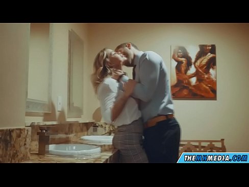 ❤️ 当一个胸大无脑的金发女郎在公共厕所里勾引你时 ️❌ Quality porn❌❤